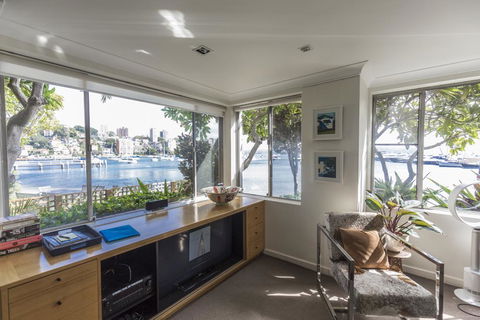 Waterfront Apartment Brimming With Inspirational Artwork - Accommodation Georgetown 6