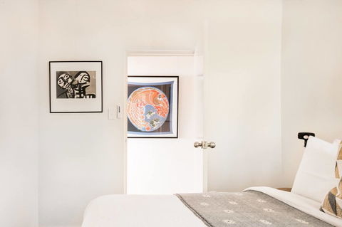 Waterfront Apartment Brimming With Inspirational Artwork - Accommodation Georgetown 29