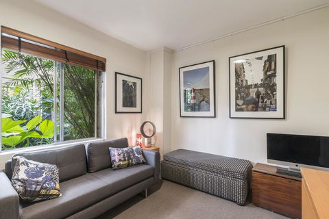Waterfront Apartment Brimming With Inspirational Artwork - Accommodation Georgetown 3