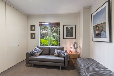 Waterfront Apartment Brimming With Inspirational Artwork - Accommodation Georgetown 4