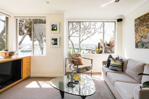 Waterfront Apartment Brimming With Inspirational Artwork - Accommodation Georgetown 0
