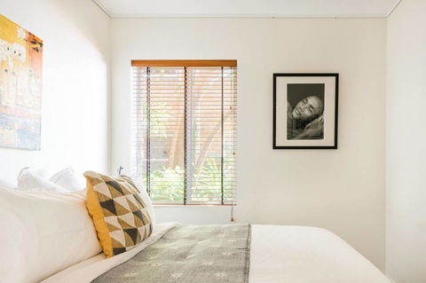 Waterfront Apartment Brimming With Inspirational Artwork - Accommodation Georgetown 18