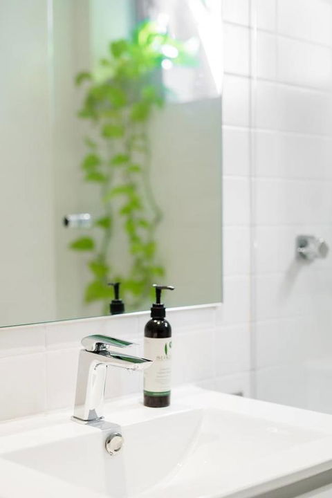 Waterfront Apartment Brimming With Inspirational Artwork - Accommodation Georgetown 24