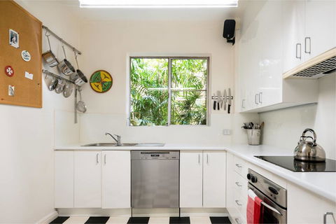 Waterfront Apartment Brimming With Inspirational Artwork - Accommodation Georgetown 10