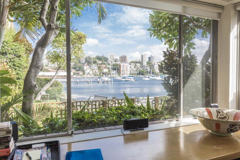 Waterfront Apartment Brimming With Inspirational Artwork - Accommodation Georgetown 7