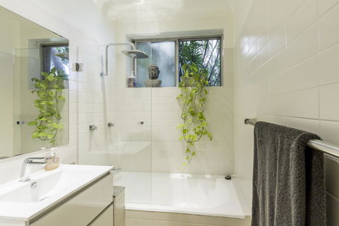 Waterfront Apartment Brimming With Inspirational Artwork - Accommodation Georgetown 2