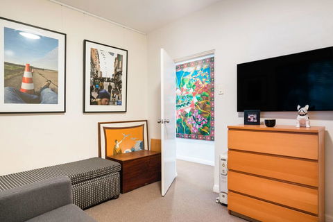 Waterfront Apartment Brimming With Inspirational Artwork - Accommodation Georgetown 22