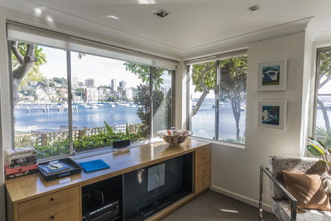 Waterfront Apartment Brimming With Inspirational Artwork - Accommodation Georgetown 5