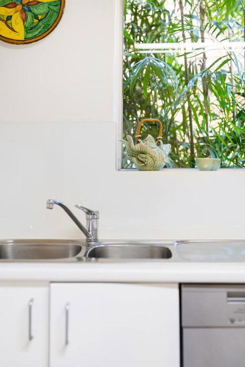 Waterfront Apartment Brimming With Inspirational Artwork - Accommodation Georgetown 15