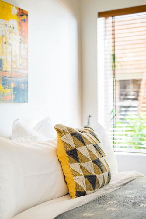Waterfront Apartment Brimming With Inspirational Artwork - Accommodation Georgetown 20