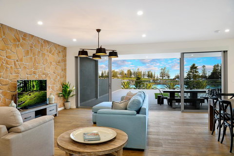 Belle Vue- Penthouse At Black Beach - Accommodation Georgetown 1