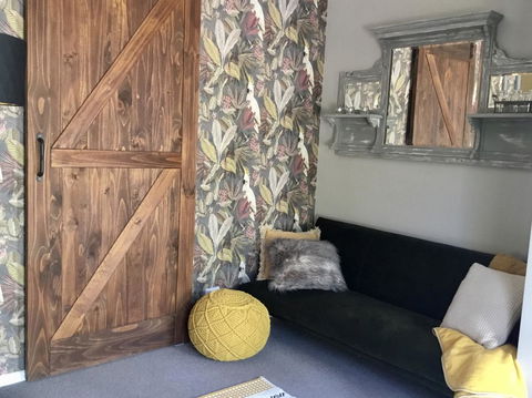 Chanticleer Gardens Barn Cottage With A Pool - Accommodation Georgetown 7
