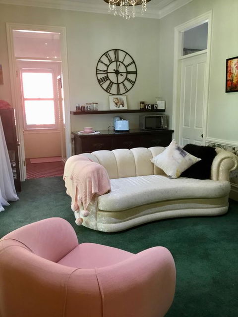 Chanticleer Gardens Barn Cottage With A Pool - Accommodation Georgetown 41
