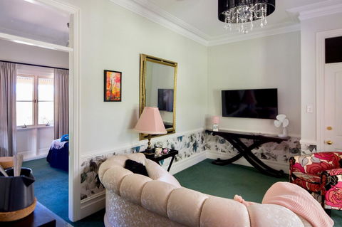 Chanticleer Gardens Barn Cottage With A Pool - Accommodation Georgetown 44