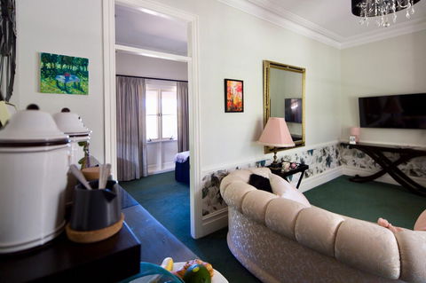 Chanticleer Gardens Barn Cottage With A Pool - Accommodation Georgetown 43