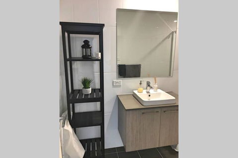 Bright, Modern, Stylish - Top Floor Apt - Woden - Accommodation Georgetown 1