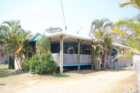 CASTAWAY BEACH HOUSE - Accommodation Georgetown 0