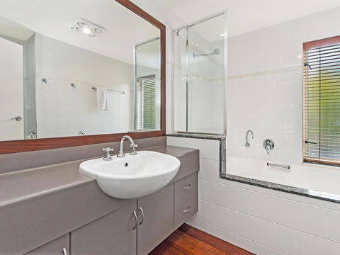 CASTWOOD VILLA No. 1 - Accommodation Georgetown 3