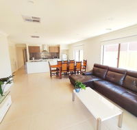 Comfortable 5BR House 6mins to Werribee Station.Great Ocean Road tourist stopover - Accommodation Georgetown