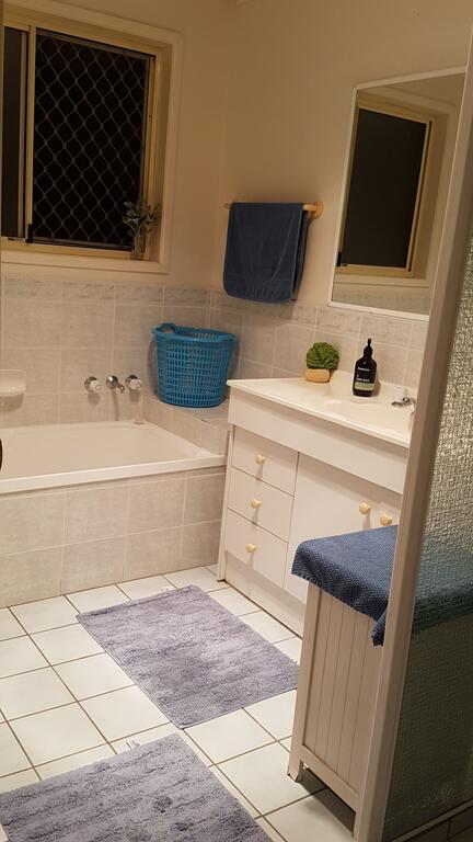 Cosy Quiet Bedroom Ferny Grove - Accommodation Georgetown 3
