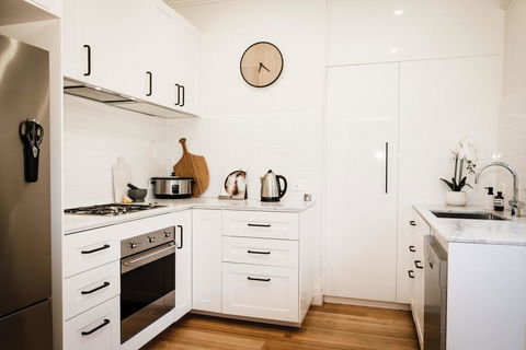 Elwood Beach Calming Tones - Pets, Garden - Accommodation Georgetown 1