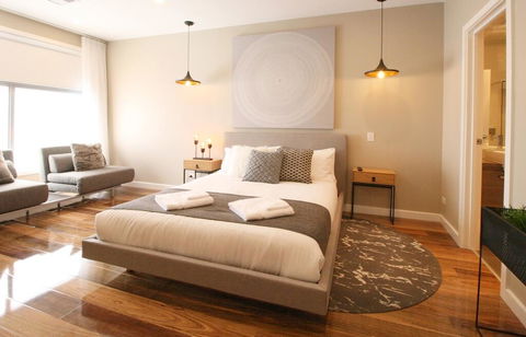 EVOLVE Near Adelaide CBD - Netflix / Wine / Lock Up Garage! - Accommodation Georgetown 0