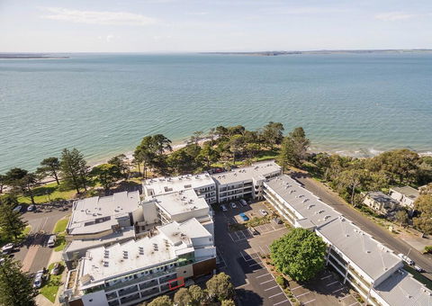 FAMILY ISLAND GETAWAY - BEACHFRONT APARTMENT - Accommodation Georgetown 0