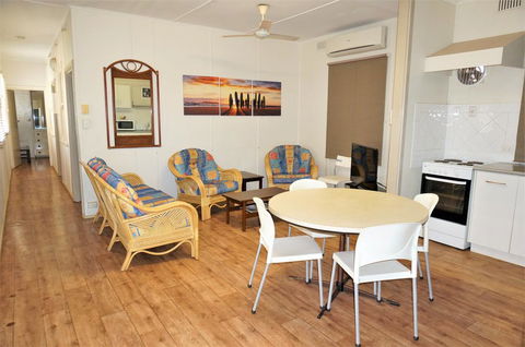 Getaway Villas Unit 3 - 3 Bedroom Self-Contained Villa With A Deck - Accommodation Georgetown 3