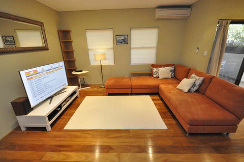 Glebe Self-Contained Modern One-Bedroom Apartment (47ROS) - Accommodation Georgetown 1