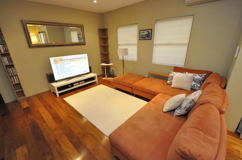 Glebe Self-Contained Modern One-Bedroom Apartment (47ROS) - Accommodation Georgetown 0