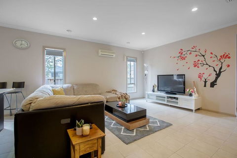 Gorgeous 4BR Home In Point Cook - Accommodation Georgetown 0