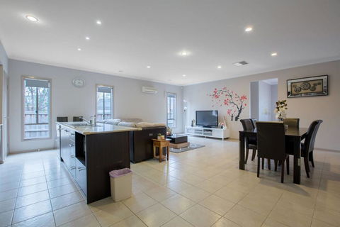 Gorgeous 4BR Home In Point Cook - Accommodation Georgetown 3