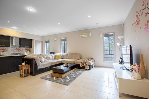 Gorgeous 4BR Home In Point Cook - Accommodation Georgetown 1