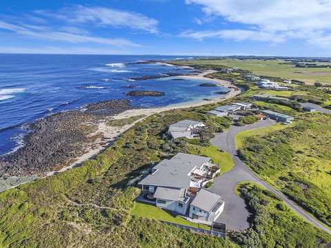HEARN'S BEACHSIDE VILLA 2 - Accommodation Georgetown 3