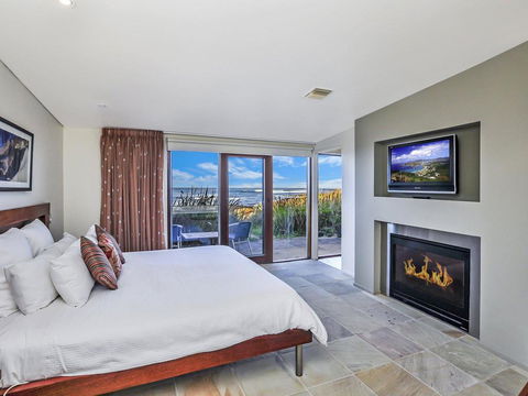 HEARN'S BEACHSIDE VILLA 4 - Accommodation Georgetown 3