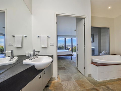 HEARN'S BEACHSIDE VILLA 4 - Accommodation Georgetown 1