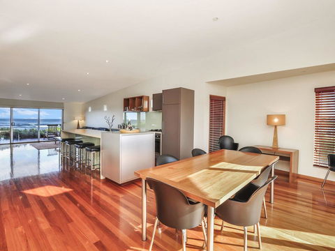 HEARN'S BEACHSIDE VILLA 7 - Accommodation Georgetown 2
