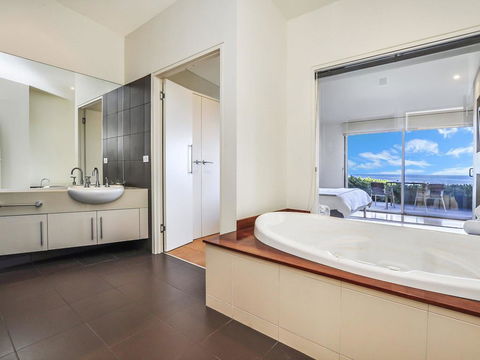 HEARN'S BEACHSIDE VILLA 7 - Accommodation Georgetown 1