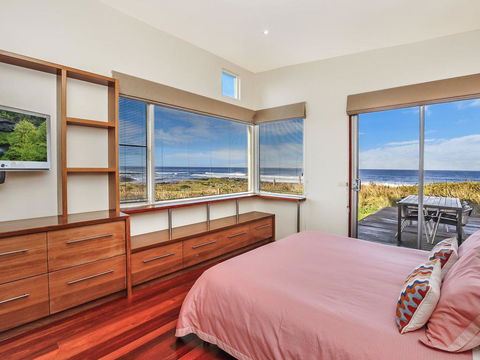HEARN'S BEACHSIDE VILLA 9 - Accommodation Georgetown 3