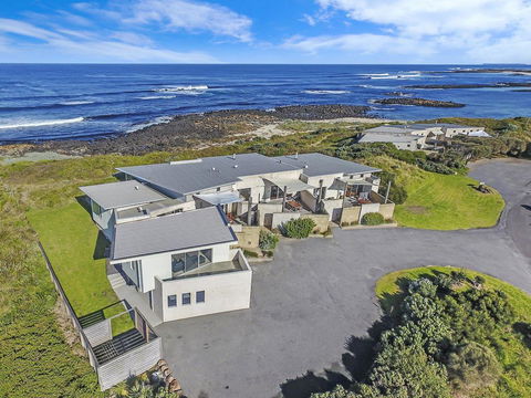HEARN'S BEACHSIDE VILLA 9 - Accommodation Georgetown 0