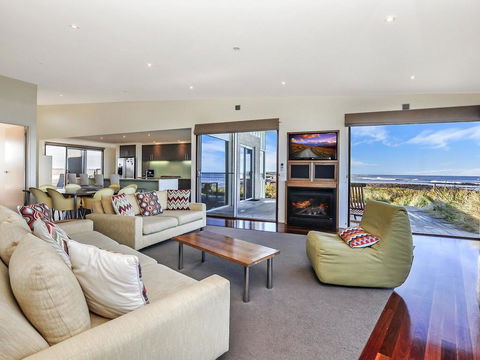 HEARN'S BEACHSIDE VILLA 9 - Accommodation Georgetown 2