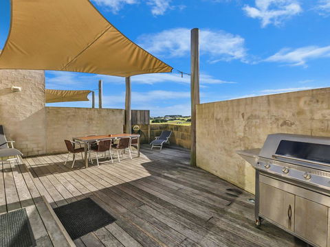 HEARN'S BEACHSIDE VILLA 9 - Accommodation Georgetown 1
