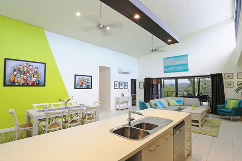 Hilltop Views - Cannonvale - Accommodation Georgetown 2