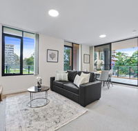 HomeHotel walking distance to Train and Westfield. - Accommodation Georgetown