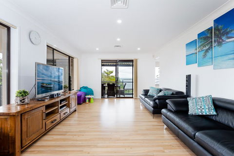 Kallaroo, 3 Kallaroo Street- Great House With Views, Pool, WIFI And Aircon - Accommodation Georgetown 1