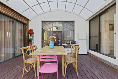 KOZYGURU Belrose Modern Designer 2 Bed + FREE Parking - Accommodation Georgetown 0