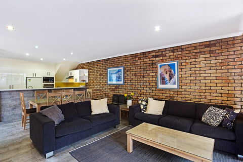 Kurrawa Close, Unit 2, 14 - Accommodation Georgetown 1