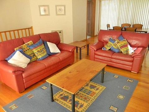 LAKESIDE2 - Accommodation Georgetown 1