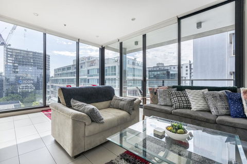 LIGHT, AIRY, SPACIOUS QUEENS ROAD APARTMENT - Accommodation Georgetown 0
