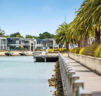 Luxe 101  Martha Cove waterfront luxury on the marina walk to beach - Accommodation Georgetown